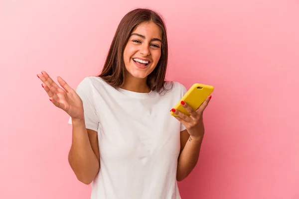 Joven Mujer Caucásica Sosteniendo Teléfono Móvil Aislado Sobre Fondo Rosa —  Fotos de Stock