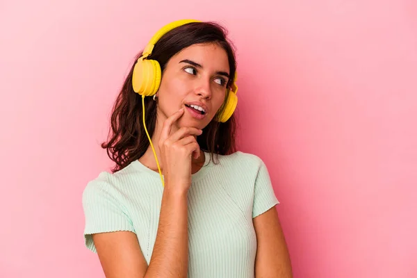 Νεαρή Καυκάσια Γυναίκα Που Ακούει Μουσική Απομονωμένη Ροζ Φόντο Χαλαρή — Φωτογραφία Αρχείου