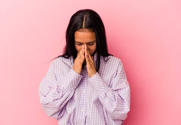 Молода Венесуелька Ізольована Рожевому Фоні Молиться Виявляє Відданість Релігійна Особа — стокове фото