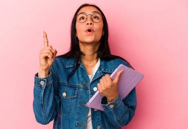 Mujer Venezolana Joven Sosteniendo Una Tableta Aislada Sobre Fondo Rosa — Foto de Stock