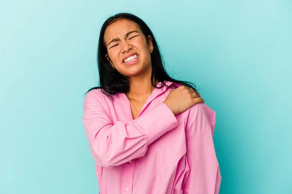 Jonge Venezolaanse Vrouw Geïsoleerd Blauwe Achtergrond Met Een Schouder Pijn — Stockfoto