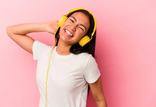 Νεαρή Γυναίκα Από Βενεζουέλα Που Ακούει Μουσική Απομονωμένη Ροζ Φόντο — Φωτογραφία Αρχείου