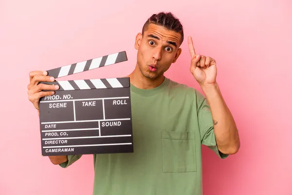 Young Venezuelan Man Holding Clapperboard Isolated Pink Background Having Some — Stock Photo, Image
