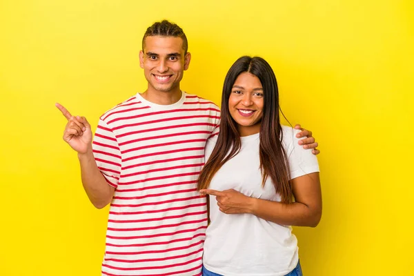 Jovem Casal Latino Isolado Fundo Amarelo Sorrindo Apontando Para Lado — Fotografia de Stock