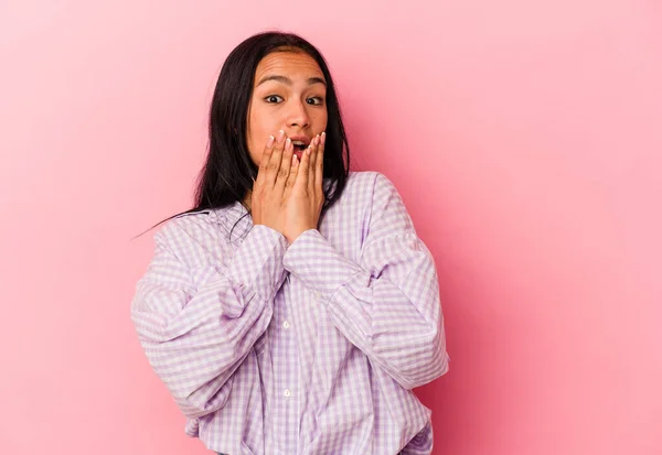 Joven Venezolana Aislada Sobre Fondo Rosa Sorprendida Cubriendo Boca Con — Foto de Stock