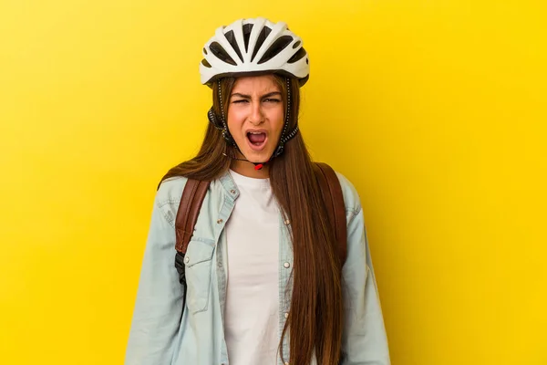 Junge Studentin Kaukasische Frau Trägt Einen Fahrradhelm Isoliert Auf Gelbem — Stockfoto