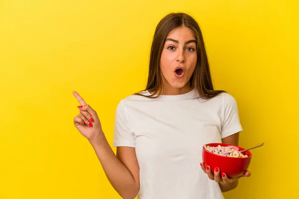 Junge Kaukasische Frau Hält Getreide Isoliert Auf Gelbem Hintergrund Und — Stockfoto