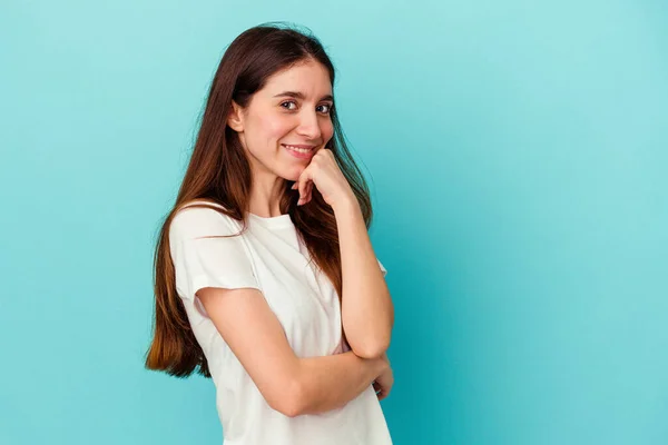 Jonge Kaukasische Vrouw Geïsoleerd Blauwe Achtergrond Glimlachen Gelukkig Zelfverzekerd Aanraken — Stockfoto