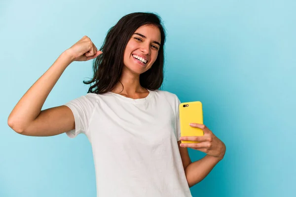 Ung Kaukasisk Kvinna Som Håller Mobiltelefon Isolerad Blå Bakgrund Höja — Stockfoto