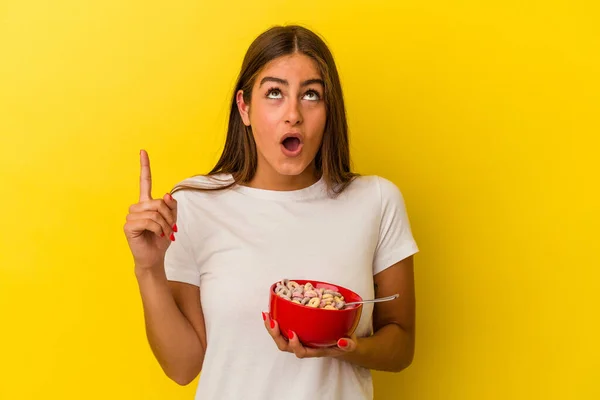 Mulher Branca Jovem Segurando Cereais Isolados Fundo Amarelo Apontando Cabeça — Fotografia de Stock