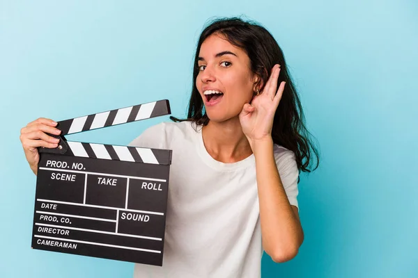 Young Caucasian Woman Holding Clapperboard Isolated Blue Background Trying Listening — Stock Photo, Image