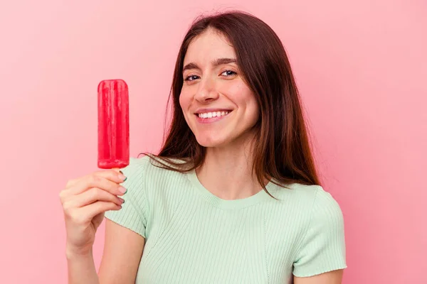 若い白人女性はピンクの背景に隔離されたアイスクリームを持っています — ストック写真