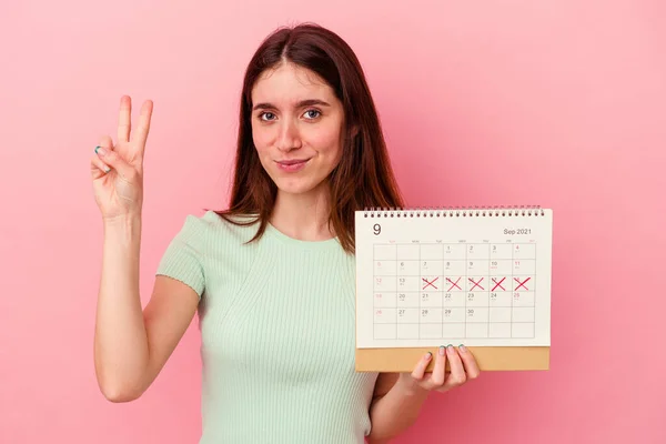 Giovane Donna Caucasica Possesso Calendario Isolato Sfondo Rosa Che Mostra — Foto Stock