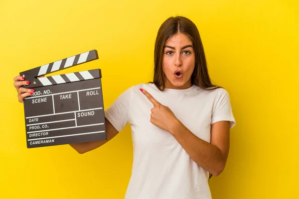 Young Caucasian Woman Holding Clapperboard Isolated White Background Pointing Side — Stock Photo, Image