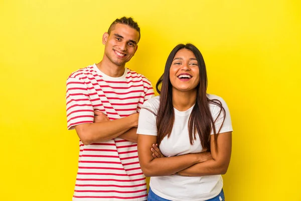 Jovem Casal Latino Isolado Fundo Amarelo Rindo Divertindo — Fotografia de Stock