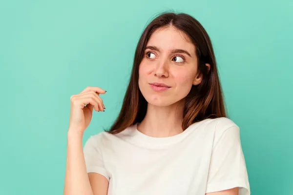 Junge Kaukasische Frau Isoliert Auf Blauem Hintergrund — Stockfoto