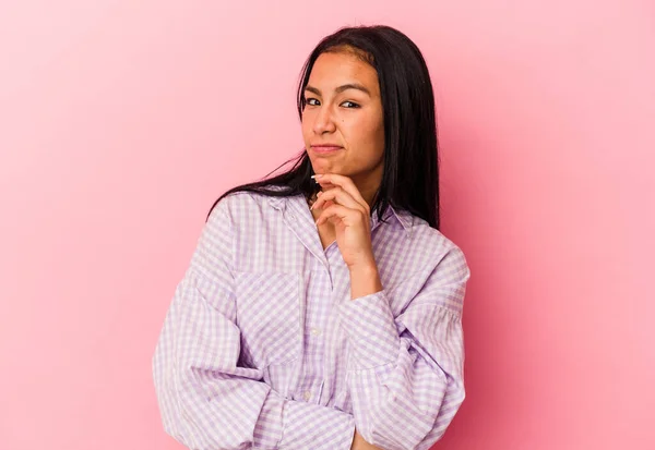 Young Venezuelan Woman Isolated Pink Background Thinking Looking Being Reflective — Stock Photo, Image