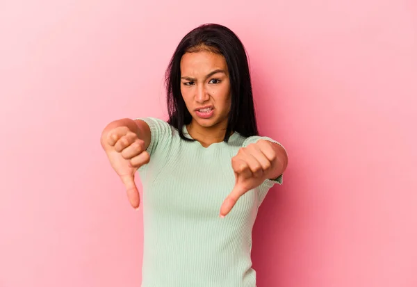 Young Venezuelan Woman Isolated Pink Background Showing Thumb Expressing Dislike — Stock Photo, Image