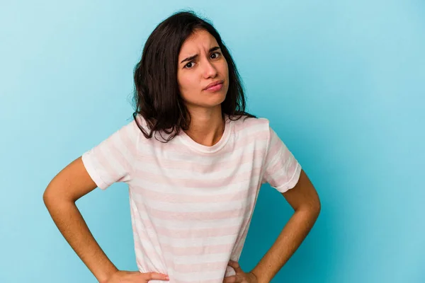 Giovane Donna Caucasica Isolato Sfondo Blu Confuso Sente Dubbioso Incerto — Foto Stock