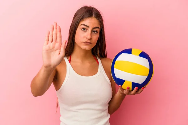 Mulher Caucasiana Jovem Segurando Uma Bola Vôlei Isolada Fundo Rosa — Fotografia de Stock