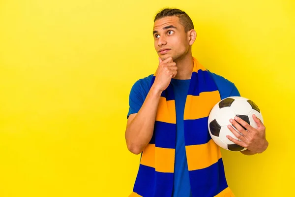 Jovem Venezuelano Assistindo Futebol Isolado Fundo Amarelo Olhando Para Lados — Fotografia de Stock
