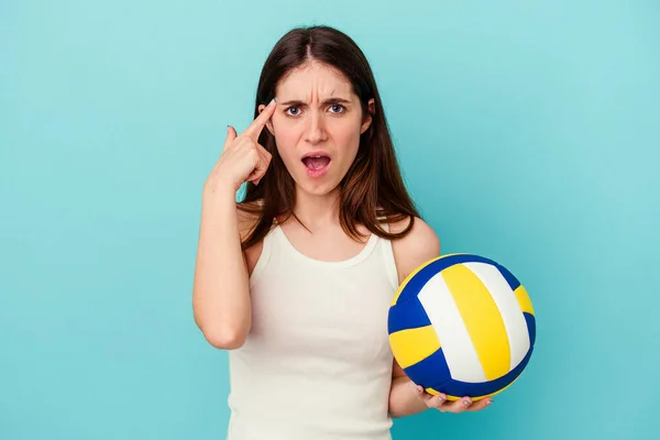 Joven Mujer Caucásica Jugando Voleibol Aislado Sobre Fondo Azul Mostrando —  Fotos de Stock