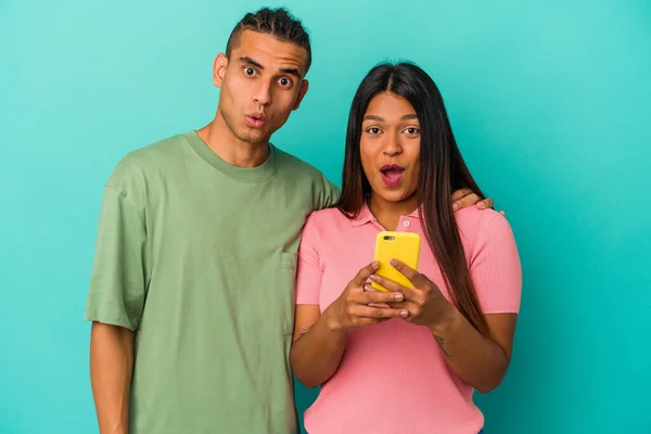 Jovem Casal Latino Com Telefone Celular Isolado Fundo Azul — Fotografia de Stock