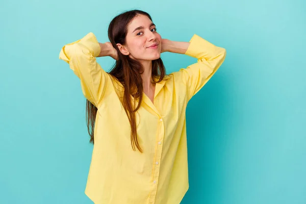 Mujer Joven Caucásica Aislada Sobre Fondo Azul Sintiéndose Segura Con — Foto de Stock