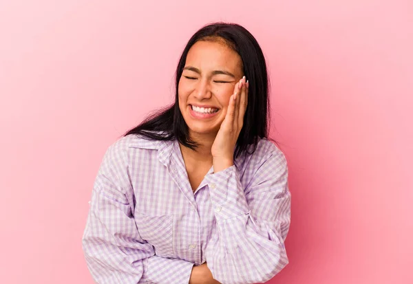 Joven Venezolana Aislada Sobre Fondo Rosa Ríe Felizmente Divierte Manteniendo — Foto de Stock