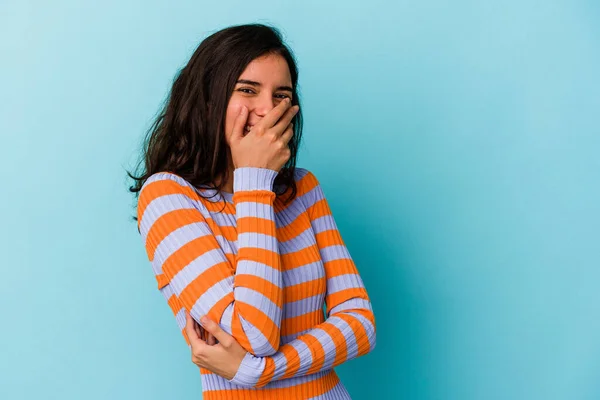 Mavi Arka Planda Soyutlanmış Genç Beyaz Kadın Gülüyor Kaygısız Doğal — Stok fotoğraf