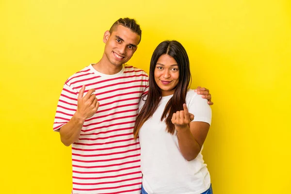 Jong Latijn Paar Geïsoleerd Gele Achtergrond Wijzend Met Vinger Naar — Stockfoto
