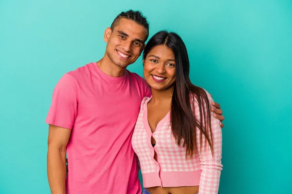 Jovem Casal Latino Isolado Fundo Azul Feliz Sorridente Alegre — Fotografia de Stock