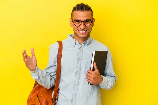 Mladý Venezuelský Student Muž Izolovaný Žlutém Pozadí Obdrží Příjemné Překvapení — Stock fotografie