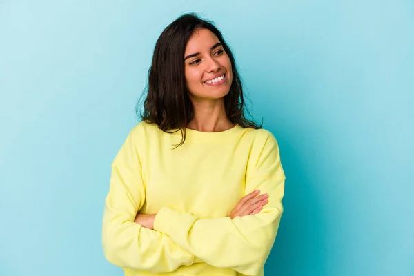 Mujer Joven Caucásica Aislada Sobre Fondo Azul Sonriendo Confiada Con — Foto de Stock