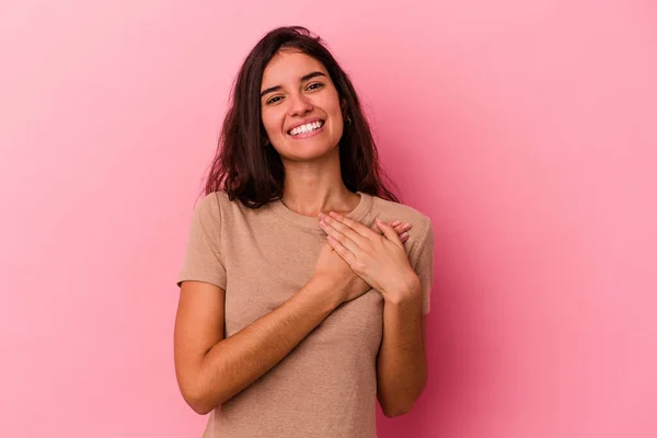 Mulher Caucasiana Jovem Isolado Fundo Rosa Rindo Mantendo Mãos Coração — Fotografia de Stock