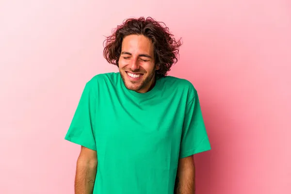 분홍색 빵집에 고립된 코카서스 남자가 웃으며 과행복 느낀다 — 스톡 사진