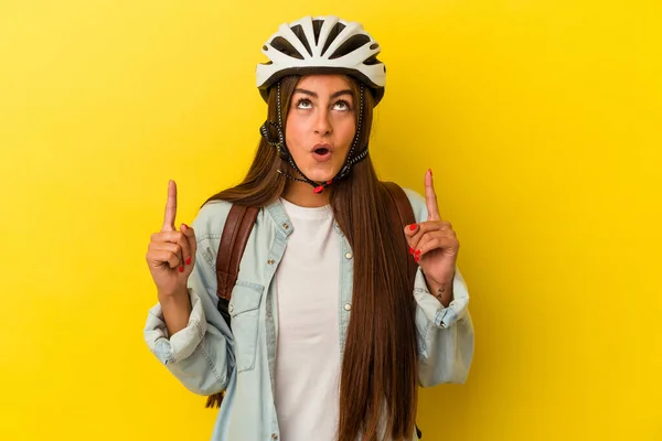 Νεαρή Φοιτήτρια Καυκάσια Γυναίκα Φορώντας Κράνος Ποδηλάτου Απομονωμένη Κίτρινο Φόντο — Φωτογραφία Αρχείου