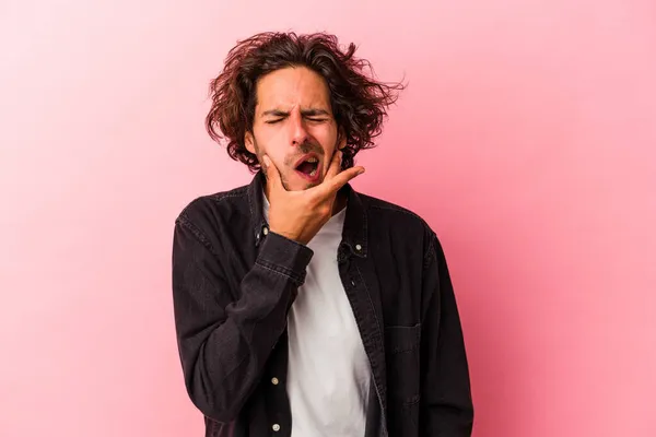 Homem Caucasiano Jovem Isolado Chão Panificação Rosa Com Uma Forte — Fotografia de Stock