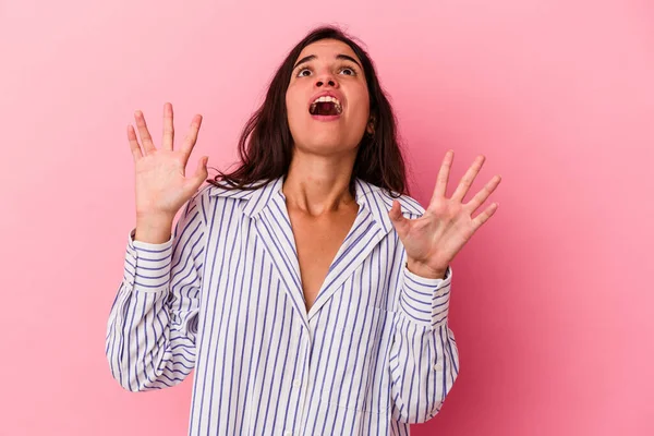 Joven Mujer Caucásica Aislada Sobre Fondo Rosa Gritando Cielo Mirando — Foto de Stock