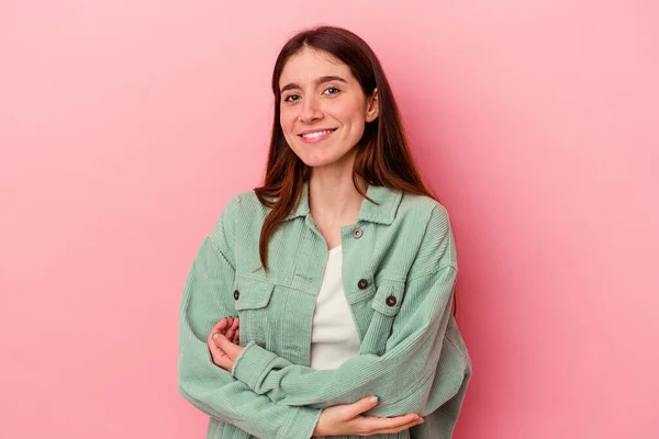 Mujer Caucásica Joven Aislada Sobre Fondo Rosa Que Siente Segura —  Fotos de Stock