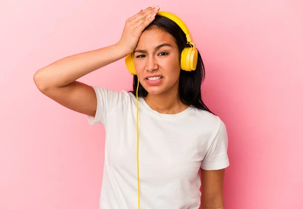 Giovane Donna Venezuelana Ascoltando Musica Isolata Sfondo Rosa Scioccata Ricordato — Foto Stock