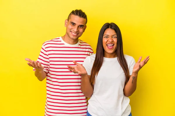 Jong Latijn Paar Geïsoleerd Gele Achtergrond Het Ontvangen Van Een — Stockfoto