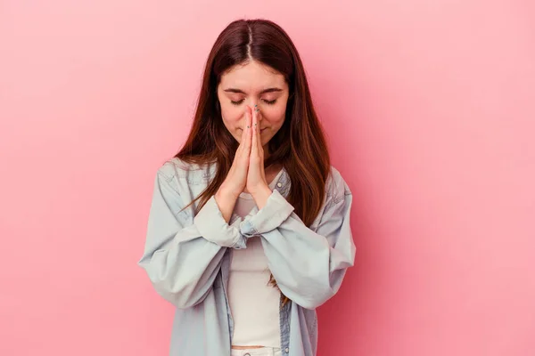 Fiatal Kaukázusi Elszigetelt Rózsaszín Háttér Imádkozott Bemutatva Odaadás Vallási Személy — Stock Fotó