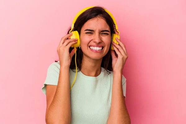 Νεαρή Καυκάσια Γυναίκα Ακούει Μουσική Απομονωμένη Ροζ Φόντο Καλύπτοντας Αυτιά — Φωτογραφία Αρχείου