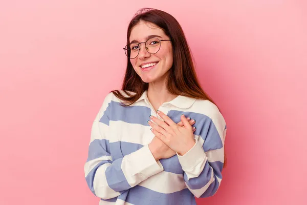 Mladá Běloška Izolovaná Růžovém Pozadí Smějící Ruce Srdci Koncept Štěstí — Stock fotografie