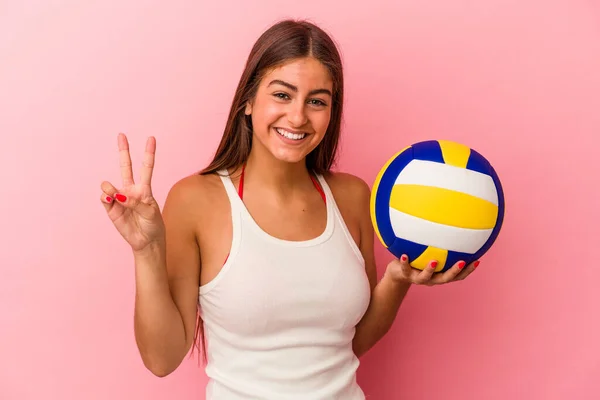 Jovem Caucasiana Segurando Uma Bola Vôlei Isolada Fundo Rosa Mostrando — Fotografia de Stock