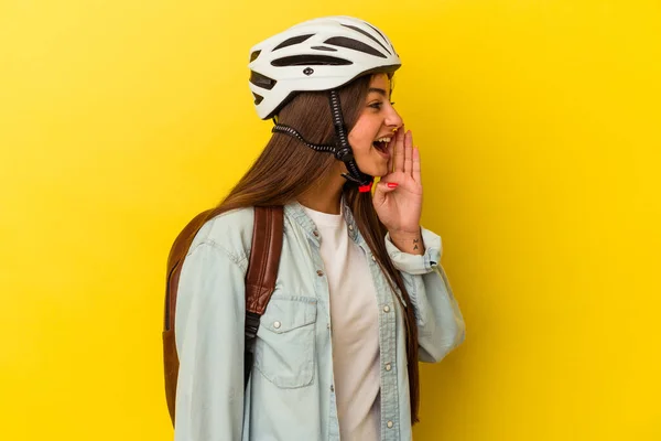 Jovem Estudante Caucasiano Mulher Vestindo Capacete Bicicleta Isolado Fundo Amarelo — Fotografia de Stock