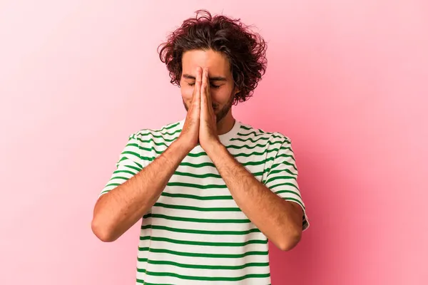 Νεαρός Καυκάσιος Απομονωμένος Στο Ροζ Μπακάλικο Προσεύχεται Κοντά Στο Στόμα — Φωτογραφία Αρχείου