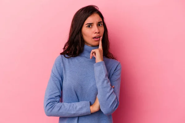 Young Caucasian Woman Isolated Pink Background Looking Sideways Doubtful Skeptical — Stock Photo, Image