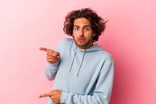 Young Caucasian Man Isolated Pink Bakcground Shocked Pointing Index Fingers — Stock Photo, Image